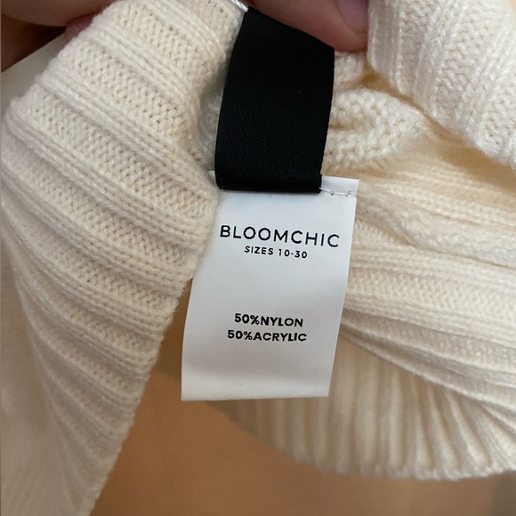 NWT, Heart lightweight sweater! - Picture 5 of 8